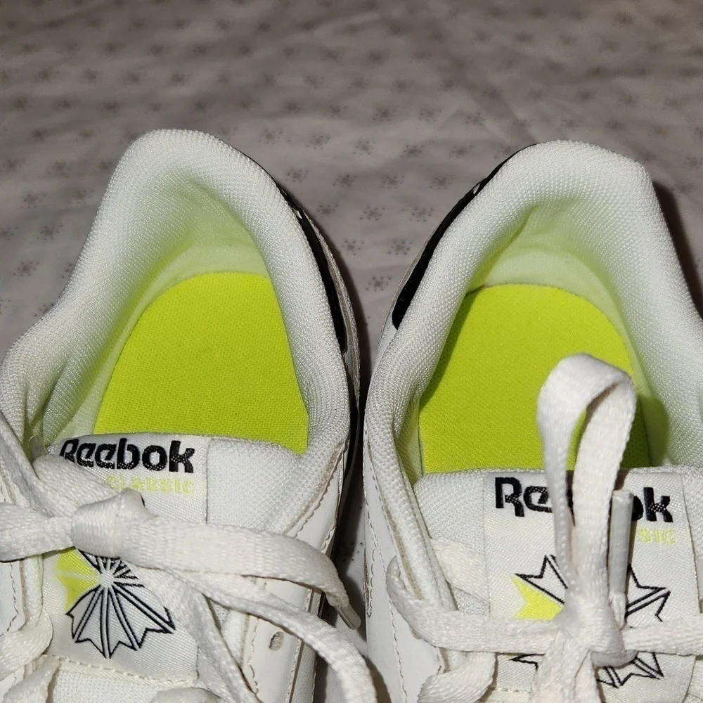 Reebok classic leather lace-up sneakers in alabaster sz 9.5